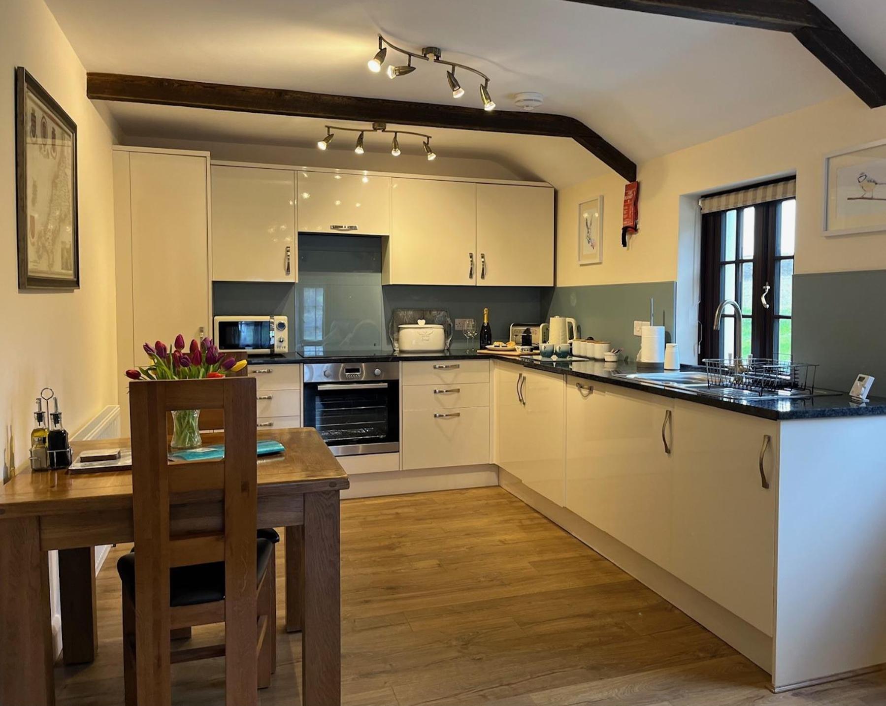 Maple & Beech Barns Apartment Труро Екстериор снимка